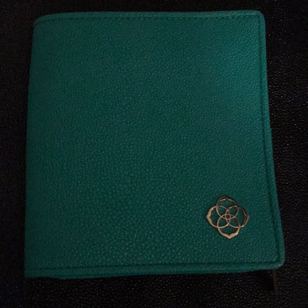 Kendra Scott ZIP Away In Teal Stingray